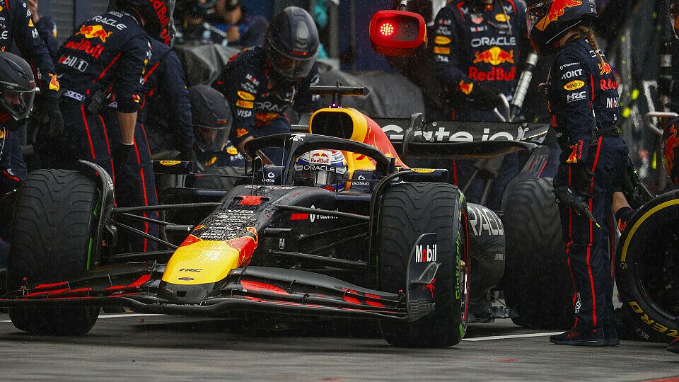 Max Verstappen im Red Bull beim Boxenstopp Max Verstappen im Red Bull beim Boxenstopp
