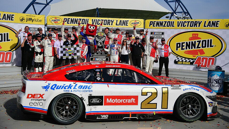 Josh Berry (#21 Wood Brothers Racing) feiert seinen ersten Cup-Sieg in der Victory Lane von Las Vegas