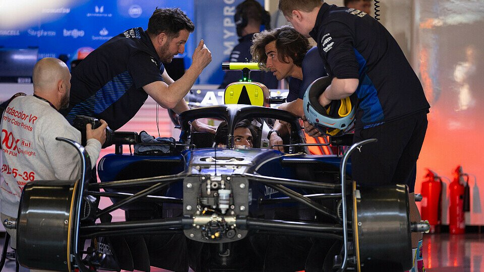 Williams-Fahrer Carlos Sainz Jr. in der Box