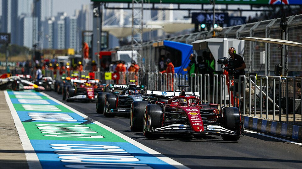 Ferrari-Fahrer Charles Leclerc in der Boxengasse