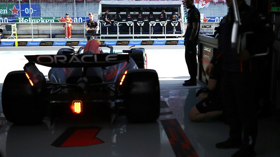 Red Bull-Fahrer Max Verstappen startklar in der Box