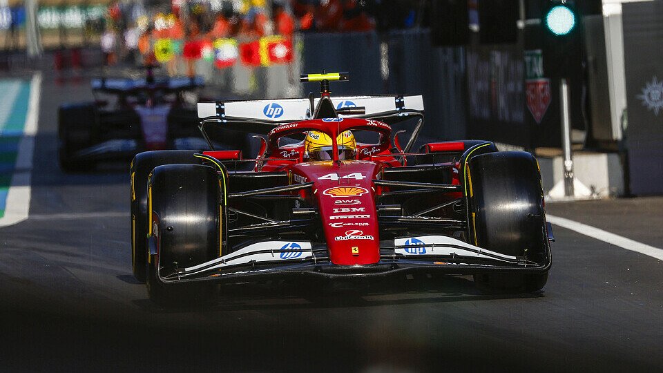 Ferrari-Piloten Lewis Hamilton und Charles Leclerc verlassen die Boxengasse