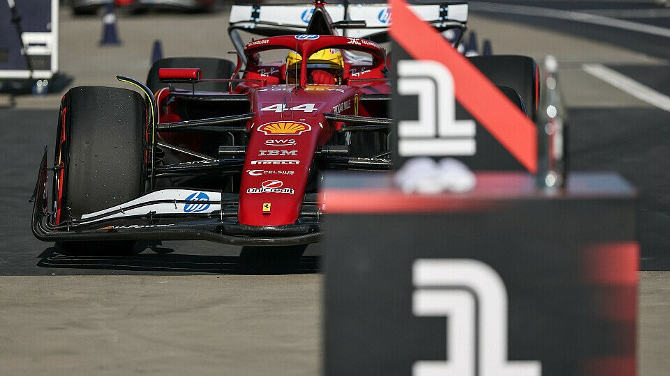 Ferrari-Fahrer Lewis Hamilton kommt als Sprint-Pole-Gewinner im Parc Ferme an