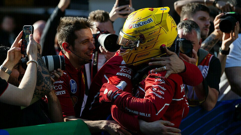 Ferrari-Team feiert Lewis Hamilton nach der Pole im Spint-Qualifying