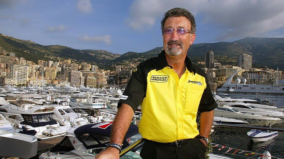 Eddie Jordan (Jordan Grand Prix) vor der Skyline von Monaco 2004; Portrait.
