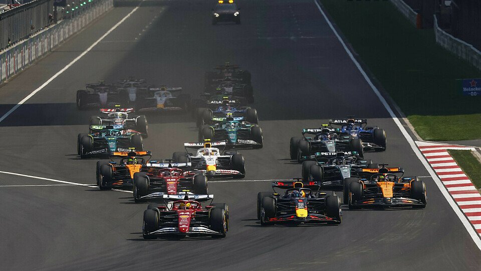Polesetter Lewis Hamilton gewinnt im Ferrari den Start vor Max Verstappen im Red Bull