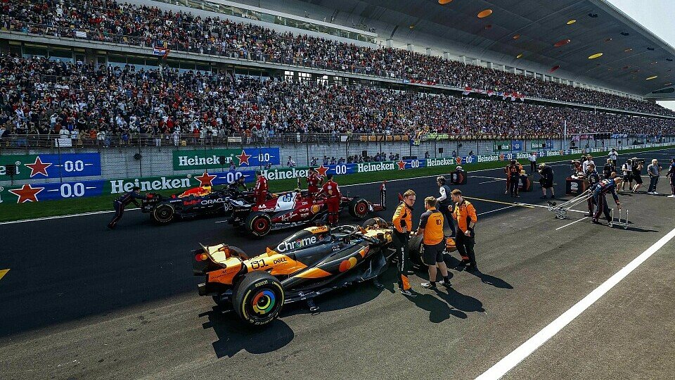 Sprint Top-3 im Parc Ferme: Max Verstappen (Red Bull), Sieger Lewis Hamilton (Ferrari) und Oscar Piastri (McLaren)