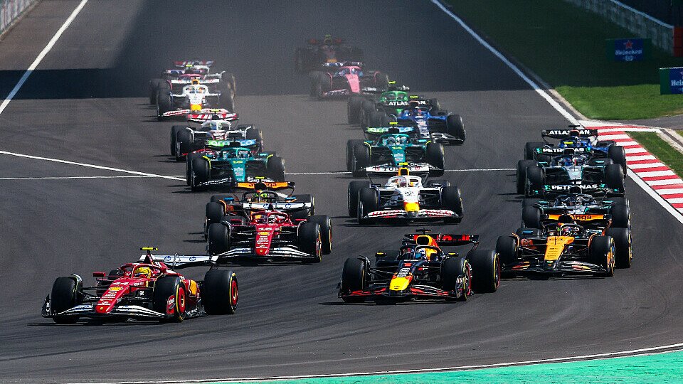 Polesetter Lewis Hamilton gewinnt im Ferrari den Start vor Max Verstappen im Red Bull