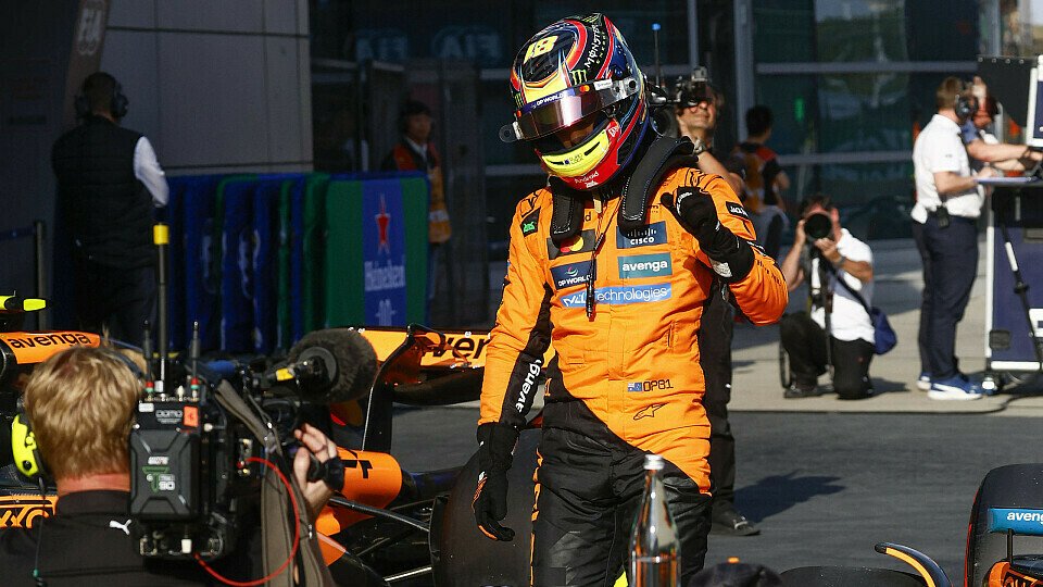 McLaren-Fahrer Oscar Piastri feiert die erste Pole Position in seiner Karriere