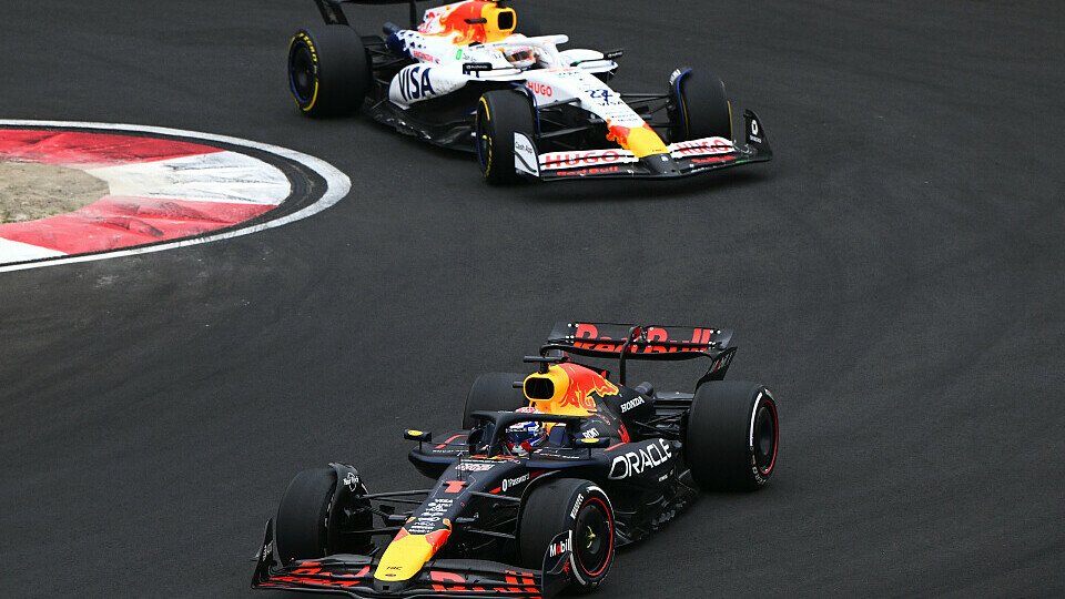 Red Bull-Pilot Max Verstappen vor Yuki Tsunoda im Racing Bull