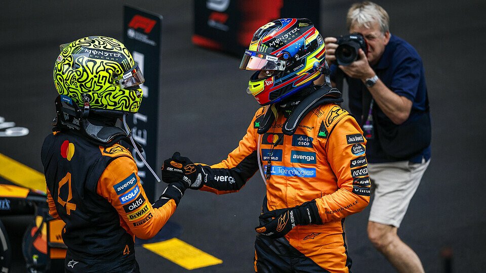 McLaren-Pilot Lando Norris gratuliert seinem Teamkollege Oscar Piastri im Parc Ferme zum ersten Saisonsieg