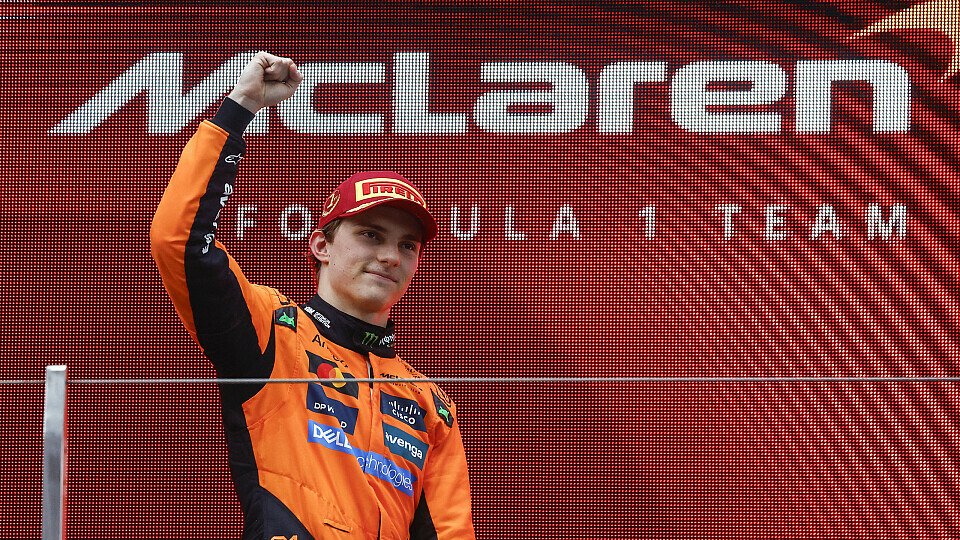 Sieger Oscar Piastri (McLaren) feiert auf dem Podium
