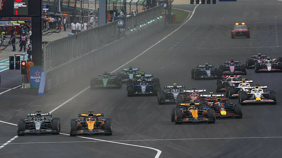 Polesetter Oscar Piastri gewinnt im McLaren den Start vor George Russel im Mercedes und Lando Norris im McLaren Polesetter Oscar Piastri gewinnt im McLaren den Start vor George Russel im Mercedes und Lando Norris im McLaren