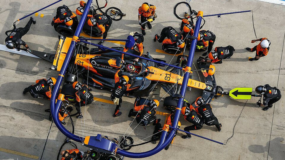 McLaren-Fahrer Oscar Piastri beim Boxenstopp McLaren-Fahrer Oscar Piastri beim Boxenstopp