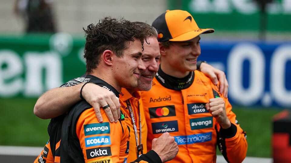 Lando Norris (McLaren), Zak Brown und Sieger Oscar Piastri (McLaren) im Parc Ferme Lando Norris (McLaren), Zak Brown und Sieger Oscar Piastri (McLaren) im Parc Ferme