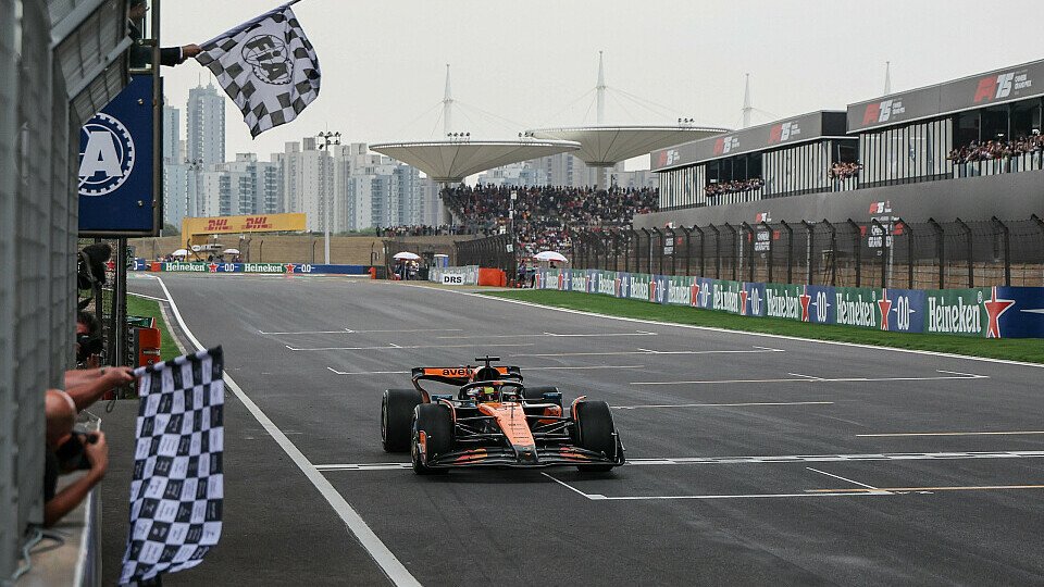 Oscar Piastri fährt im McLaren als Sieger über die Ziellinie