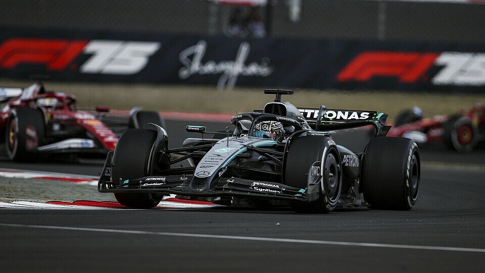 George Russell im Mercedes vor den beiden Ferrari-Piloten Charles Leclerc und Lewis Hamilton 