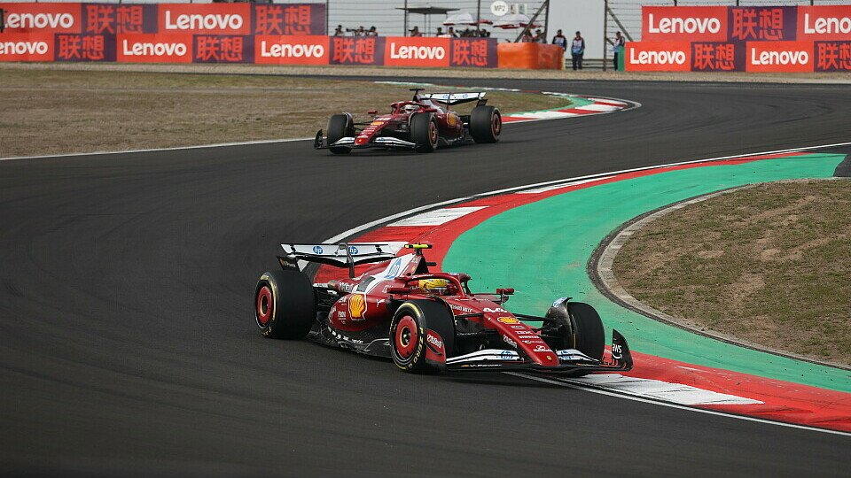 Die beiden Ferrari mit Lewis Hamilton vor Charles Leclerc 