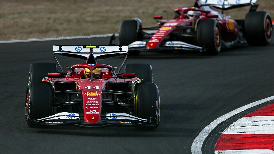 Die Ferraris von Lewis Hamilton und Charles Leclerc hintereinander im China-GP