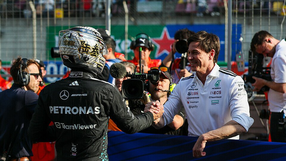 Mercedes-Teamchef Toto Wolff gratuliert George Russell nach dem Formel-1-Rennen in China.