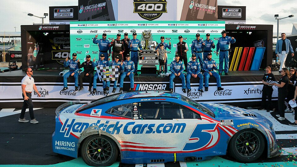 Kyle Larson (#5 Hendrick Motorsports) feiert seinen Sieg in der Victory Lane vom Homestead-Miami Speedway