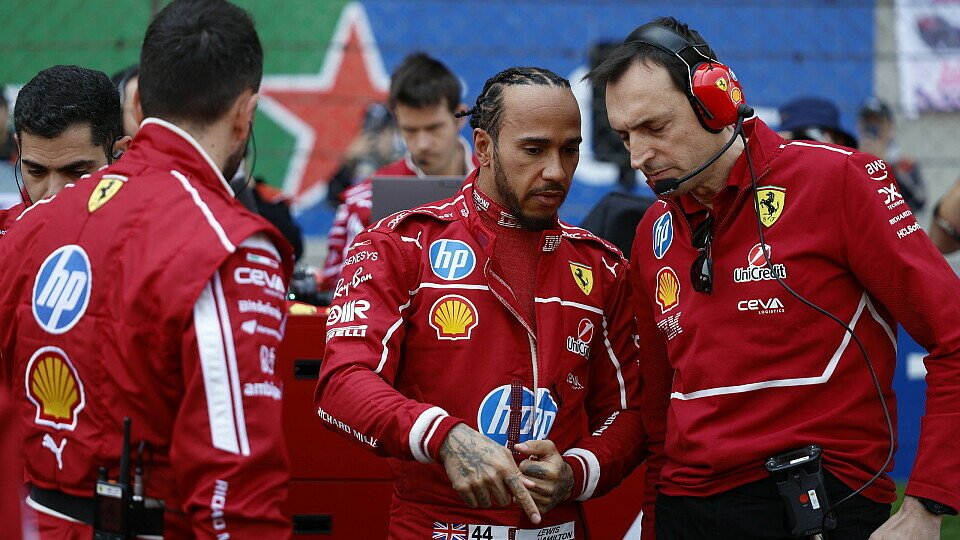 Lewis Hamilton im Gespräch mit Renningenieur Riccardo Adami Lewis Hamilton im Gespräch mit Renningenieur Riccardo Adami