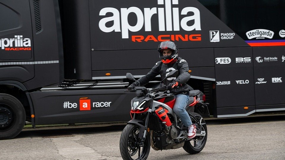 Jorge Martin bei der Präsentation der neuen Aprilia Tuono 457