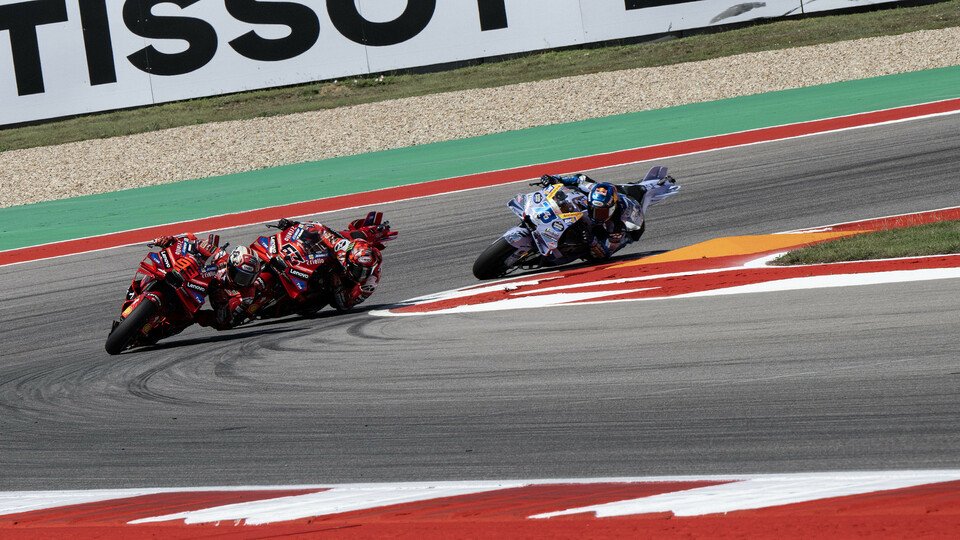 Marc Marquez (Ducati Lenovo Team) vor Francesco Bagnaia (Ducati Lenovo Team) und Alex Marquez (BK8 Gresini Racing MotoGP)