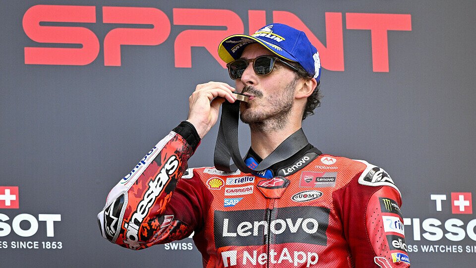 Francesco Bagnaia (Ducati Lenovo Team) auf dem Podium