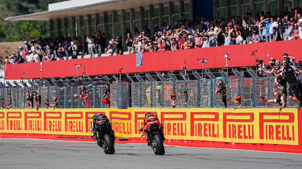 Toprak Razgatlioglu und Nicolo Bulega beim Zieleinlauf in Portimao