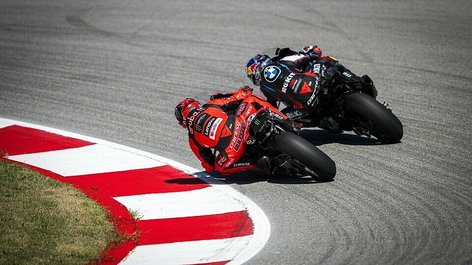 Toprak Razgatlioglu und Nicolo Bulega im Zweikampf