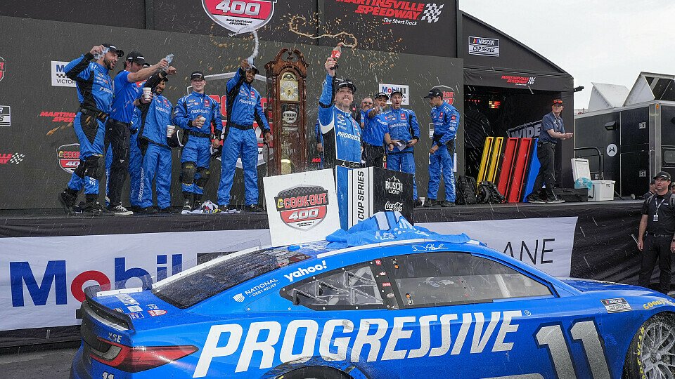Denny Hamlin (#11 Joe Gibbs Racing) gewinnt zum sechsten Mal die Grandfather Clock in Martinsville