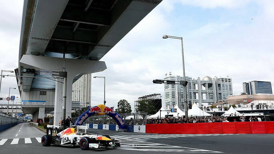 Isack Hadjar (Racing Bulls) bei einem Showrun von Red Bull im RB7 in Tokio (Japan) 2025