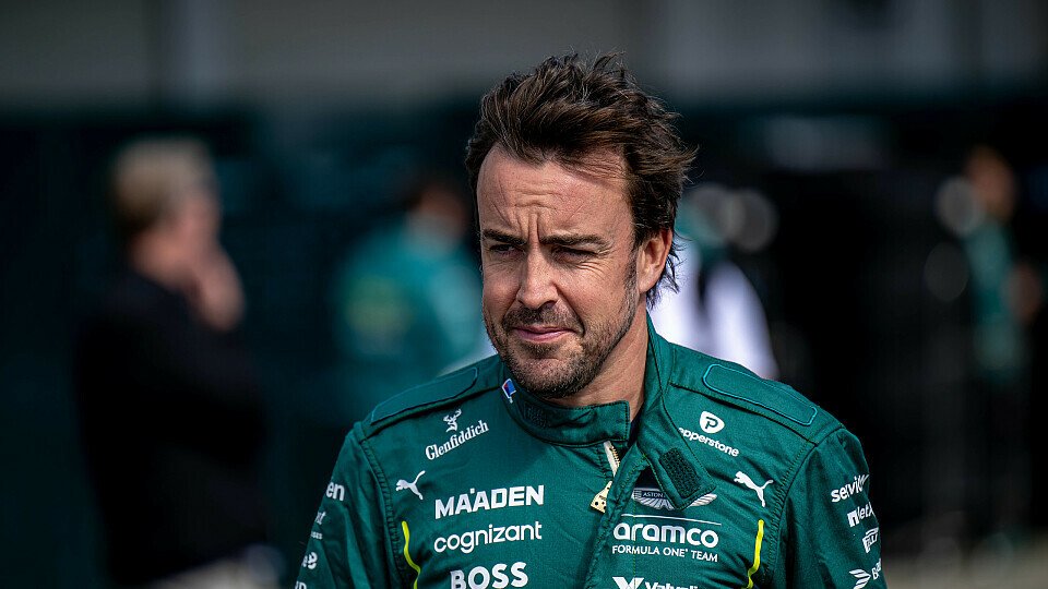 Aston Martin-Fahrer Fernando Alonso im Paddock Aston Martin-Fahrer Fernando Alonso im Paddock