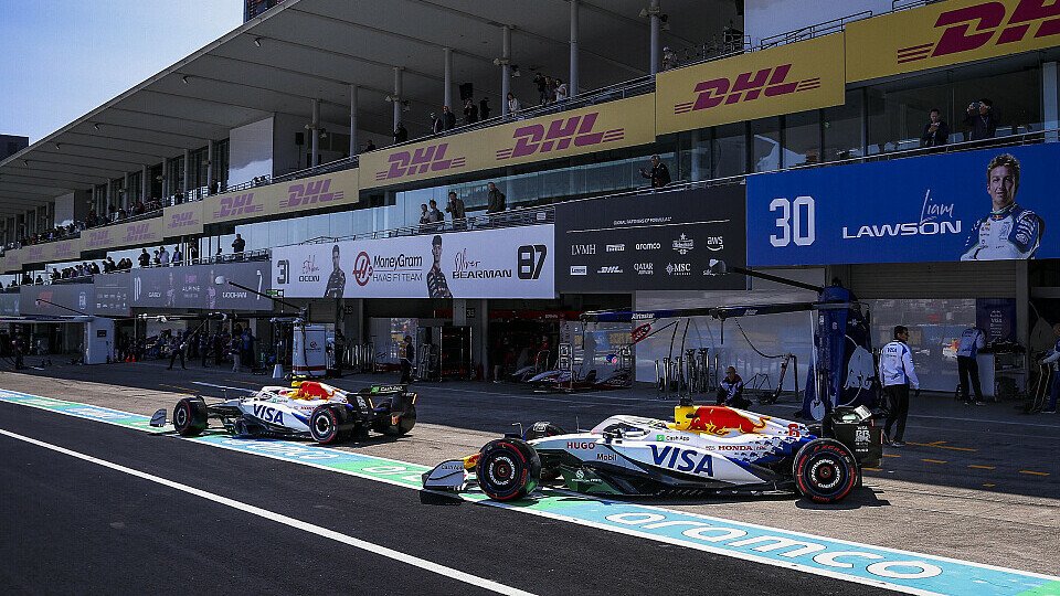 Das neue Racing Bull-Duo Liam Lawson und Isack Hadjar in der Boxengasse Das neue Racing Bull-Duo Liam Lawson und Isack Hadjar in der Boxengasse