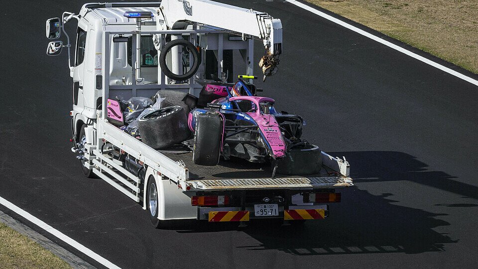 Alpine von Jack Doohan nach Crash auf dem Abschleppwagen