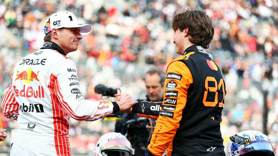 Oscar Piastri (McLaren) gratuliert Max Verstappen (Red Bull) im Parc Ferme zur Pole in Suzuka