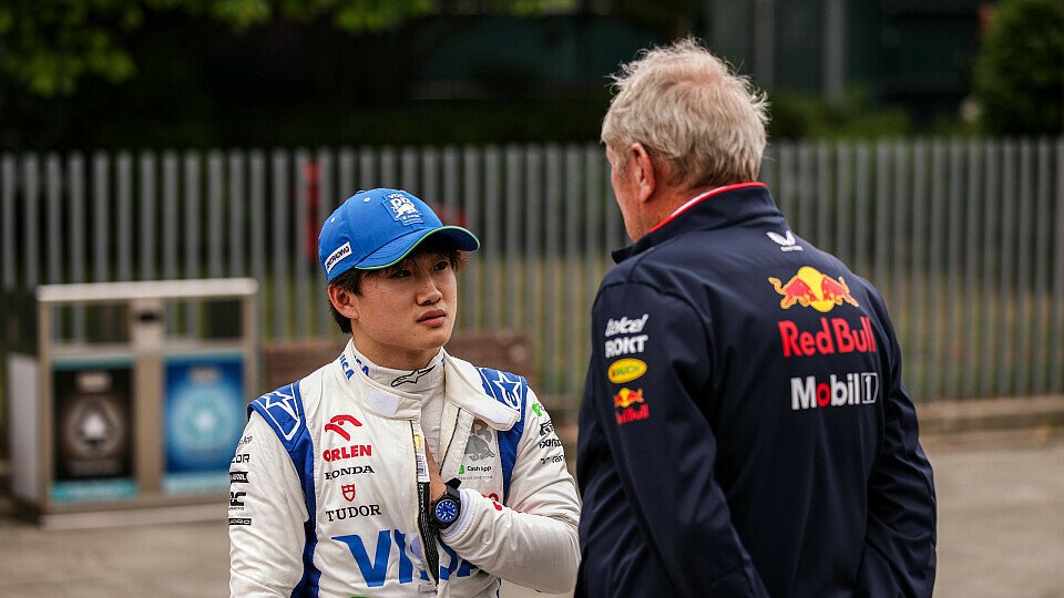Yuki Tsunoda spricht mit Red Bulls Motorsport-Berater Dr. Helmut Marko