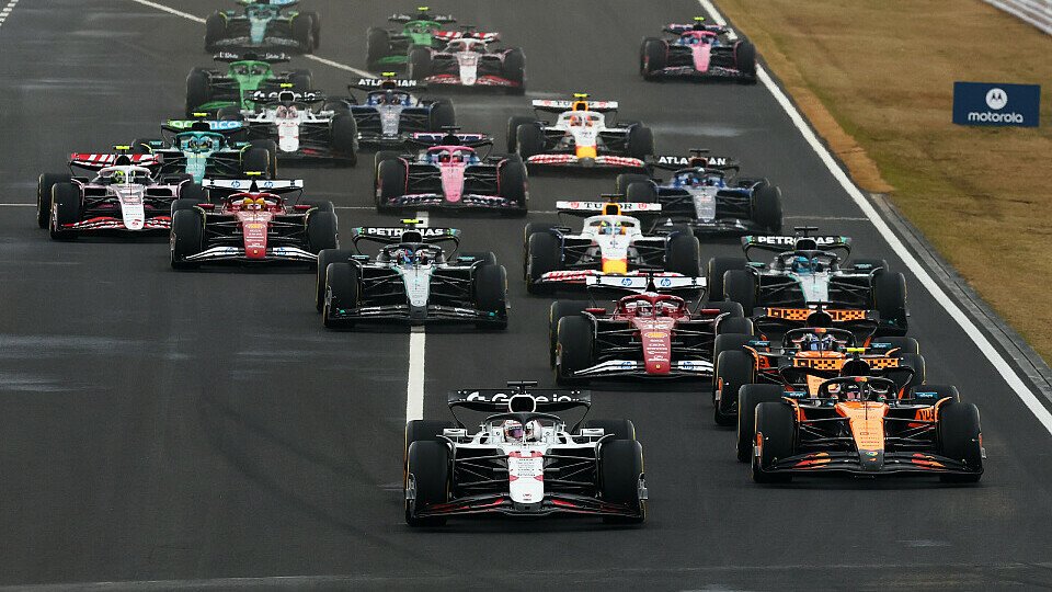 Polesetter Max Verstappen gewinnt im Red Bull den Start vor den beiden McLaren mit Lando Norris und Oscar Piastri Polesetter Max Verstappen gewinnt im Red Bull den Start vor den beiden McLaren mit Lando Norris und Oscar Piastri