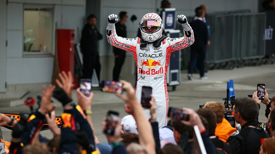 Red Bull-Fahrer Max Verstappen feiert seinen Sieg im Parc Ferme