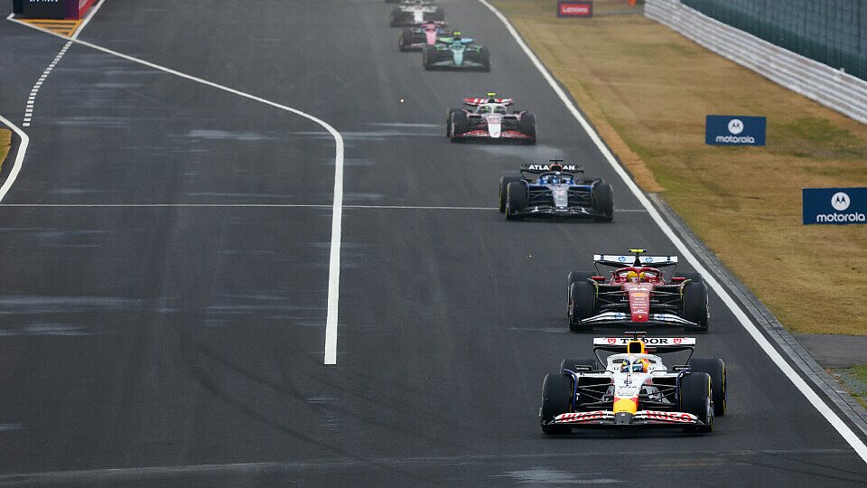 Isack Hadjar im Racing Bull vor Lewis Hamilton im Ferrari Isack Hadjar im Racing Bull vor Lewis Hamilton im Ferrari