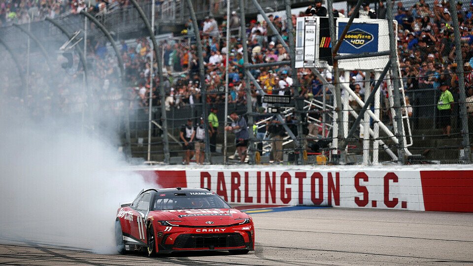 Denny Hamlin (#11 Joe Gibbs Racing) gewinnt aus dem Darlington Raceway