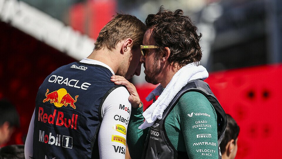 Max Verstappen (Red Bull) und Fernando Alonso (Aston Martin) im Gespräch im Formel-1-Paddock 2024.