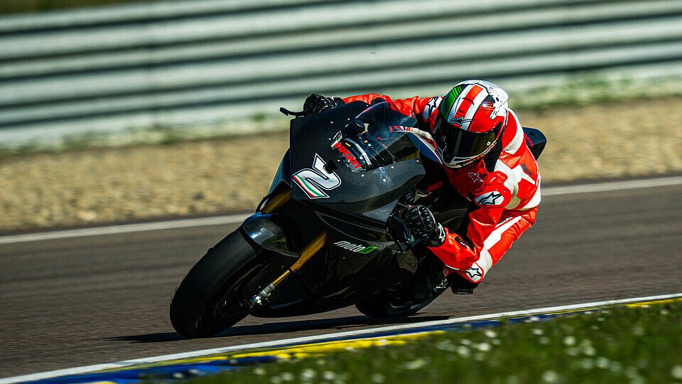 Franco Battaini testet die neue Ducati für die MotoE
