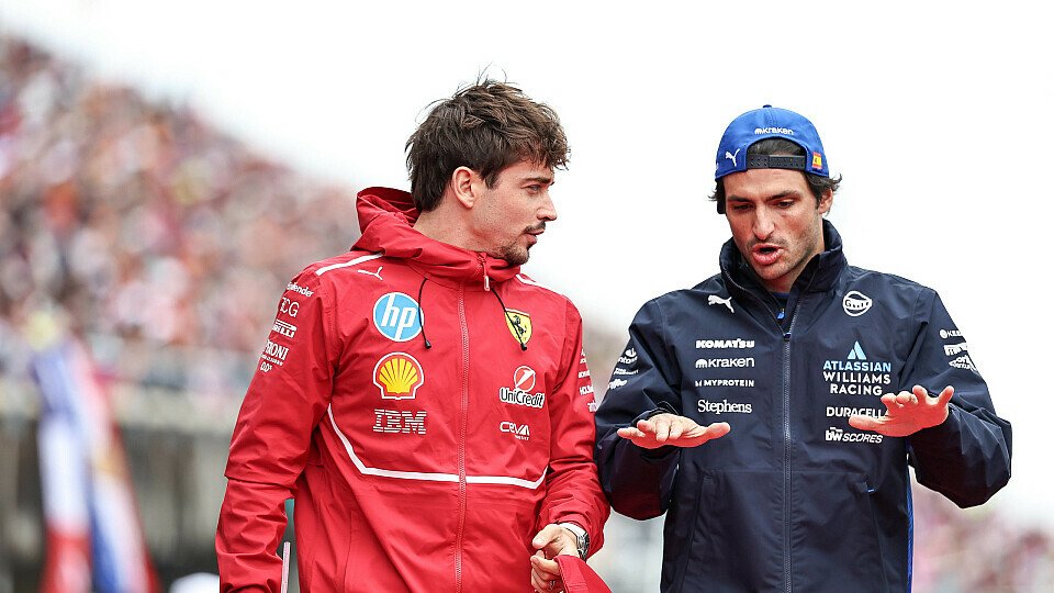 Charles Leclerc (Ferrari) und Carlos Sainz (Williams) im Gespräch beim Formel-1-GP in Japan (Suzuka)