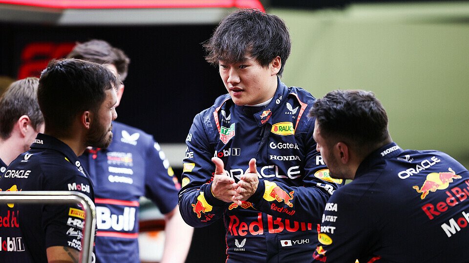 Yuki Tsunoda spricht in der Red-Bull-Garage mit seinen Mechanikern Yuki Tsunoda spricht in der Red-Bull-Garage mit seinen Mechanikern