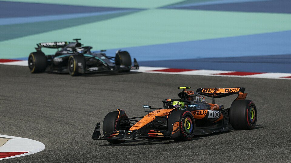 Lando Norris im McLaren vor George Russell im Mercedes Lando Norris im McLaren vor George Russell im Mercedes