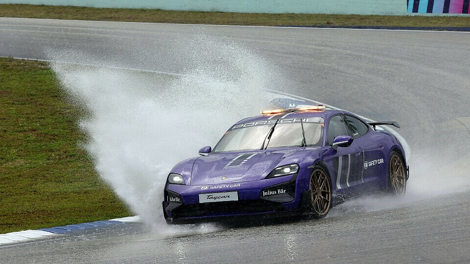 Das Safety Car der Formel E fährt bei starkem Regen in Miami