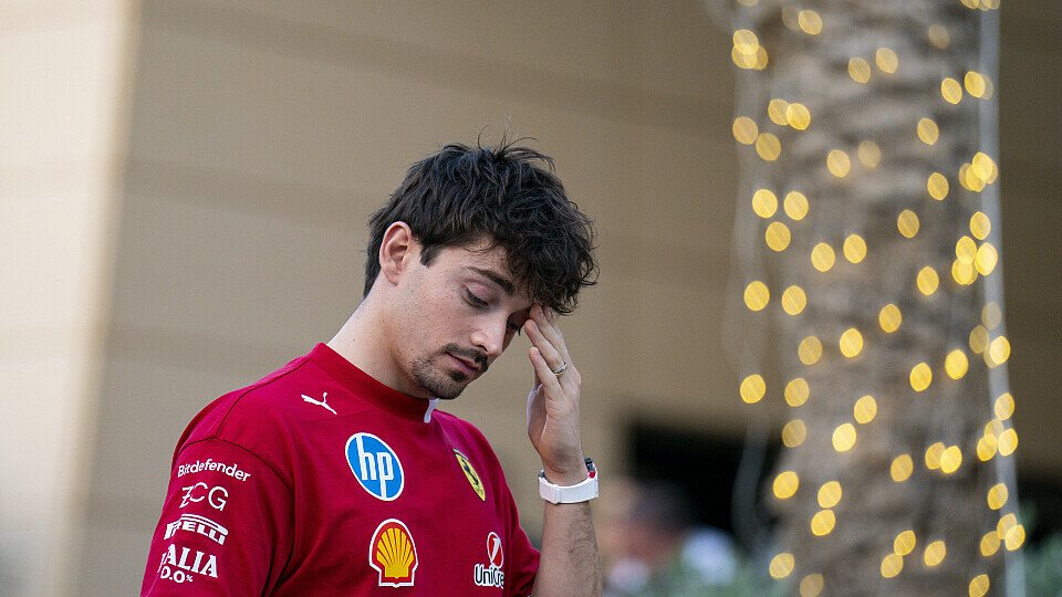 Ein enttäuschter Charles Leclerc marschiert durch Paddock in Bahrain Ein enttäuschter Charles Leclerc marschiert durch Paddock in Bahrain