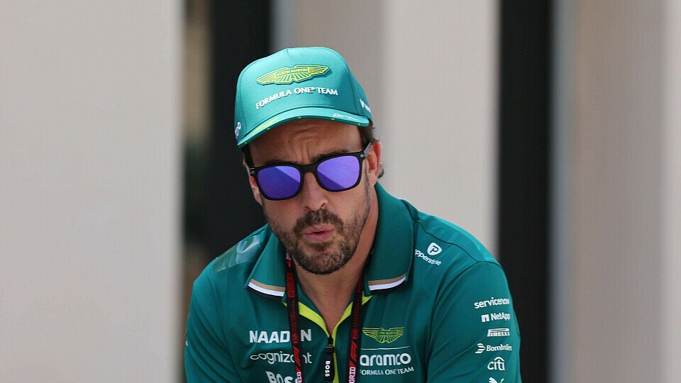 Aston Martin-Fahrer Fernando Alonso im Paddock